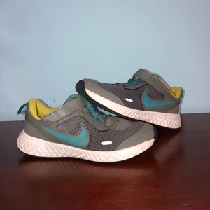 NIKE Toddler Size 2Y Revolution 5 Kids Black Gray Green Athletic Shoes Sneakers